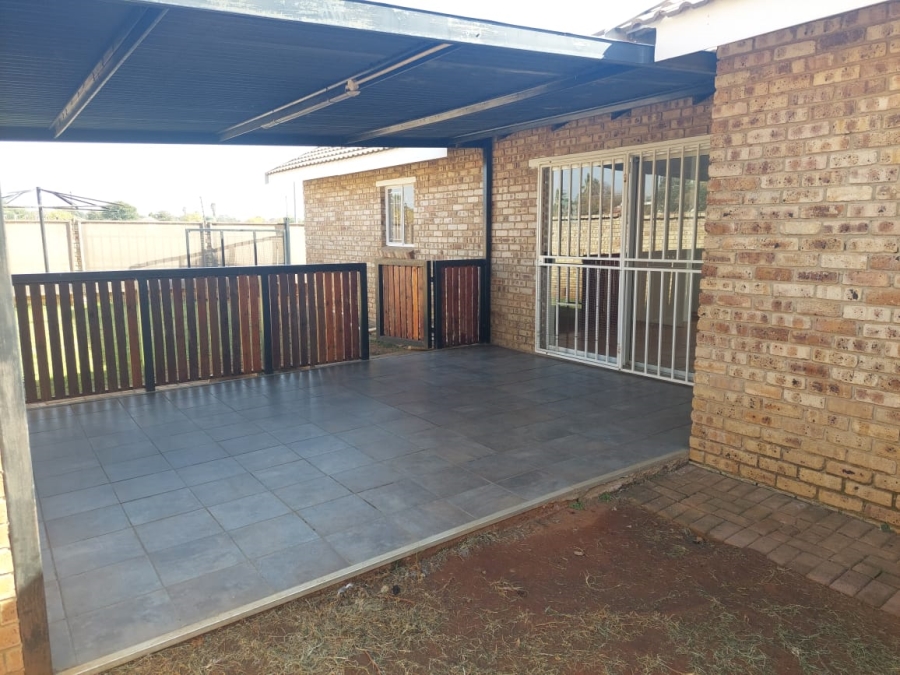 To Let 2 Bedroom Property for Rent in Meiringspark North West